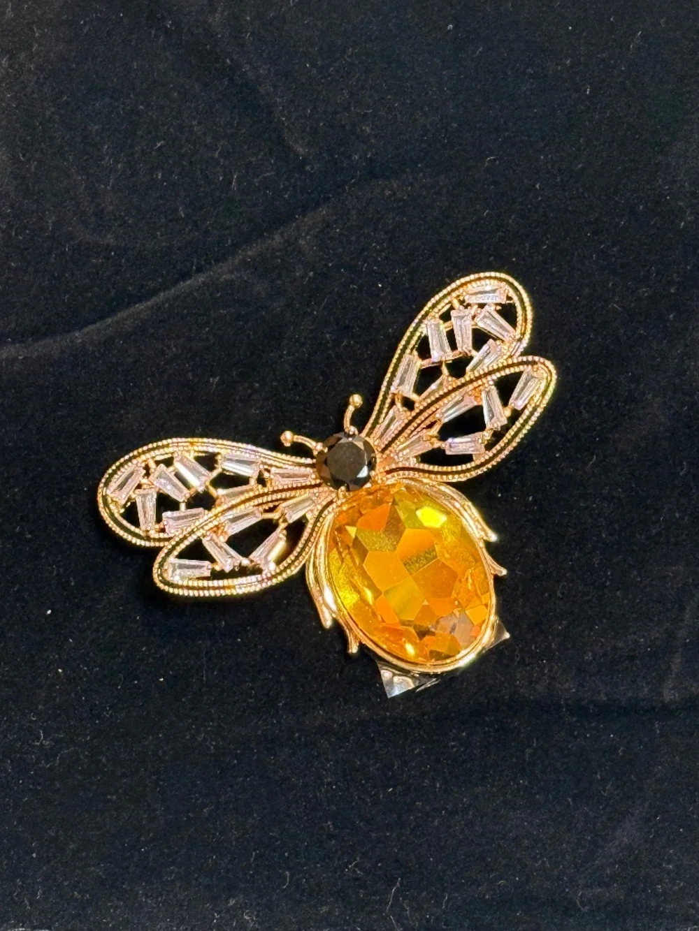 Gold tone bumblebee brooch